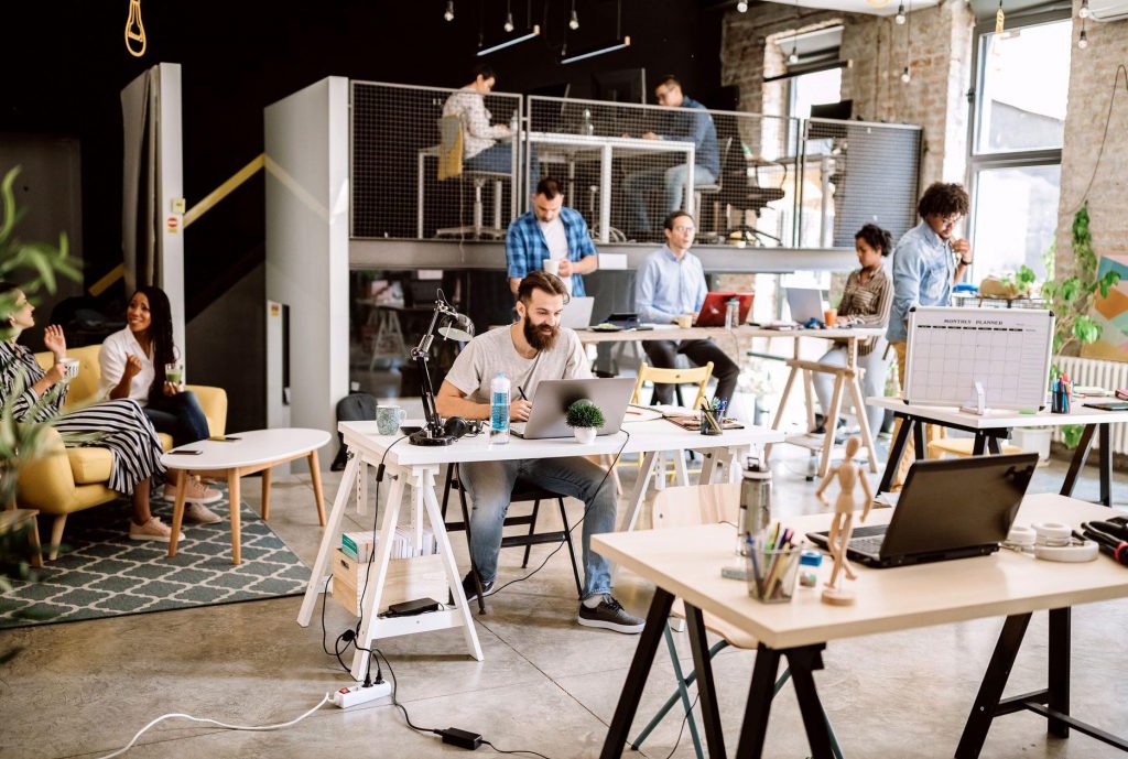 Espace de travail de nouvelle génération : bureaux partagés