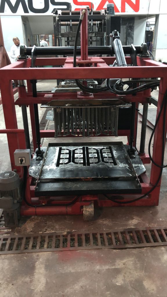 Мобильная машина для прессования шлакоблоков