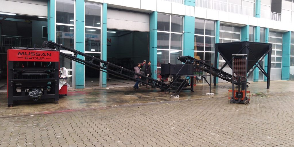 Semi-automatic Paving Stone Machine